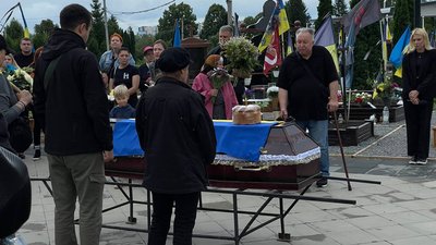 У Чернівцях прощалися з ветеранкою Ілоною Капельницькою, яка загинула внаслідок атаки РФ У Чернівцях прощалися з ветеранкою Ілоною Капельницькою, яка загинула внаслідок атаки РФ
