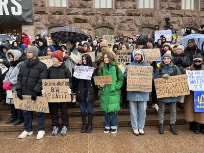 "Гроші на ЗСУ". Мітингувальники під КМДА вимагають збільшити фінансування військових "Гроші на ЗСУ". Мітингувальники під КМДА вимагають збільшити фінансування військових