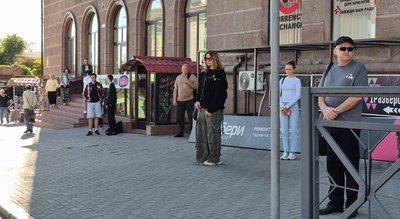 Хвилина мовчання у Миколаєві: як містяни та підприємства вшановують загиблих Хвилина мовчання у Миколаєві: як містяни та підприємства вшановують загиблих