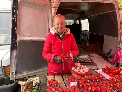 Полуниця на Житньому ринку Житомира: що пропонують продавці та скільки коштує ягода Полуниця на Житньому ринку Житомира: що пропонують продавці та скільки коштує ягода