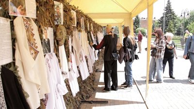"Їх вдягали Герої": у Вінниці показали вишиванки полеглих оборонців "Їх вдягали Герої": у Вінниці показали вишиванки полеглих оборонців