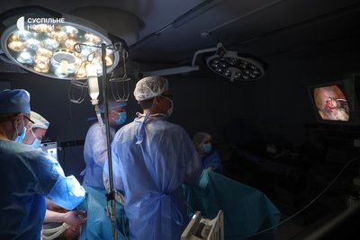 Медики оперують місцеву жительку у підземній операційній палаті одного із медзакладів в Херсоні