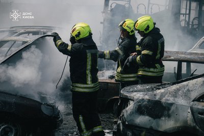 В одному з районів Києва на стоянці загорілись кілька автомобілів В одному з районів Києва на стоянці загорілись кілька автомобілів