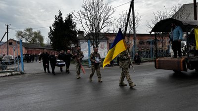 Рік і три місяці вважався безвісти зниклим: на Вінниччині попрощалися полеглим оборонцем Віктором Дмитрашиком Рік і три місяці вважався безвісти зниклим: на Вінниччині попрощалися полеглим оборонцем Віктором Дмитрашиком