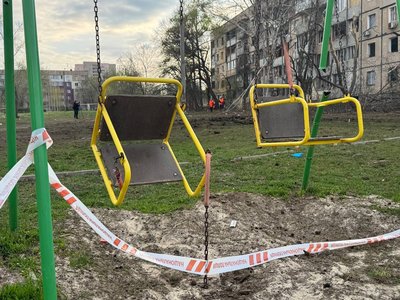 "Вибух, кричу: "Лягай!". Я жива, вона загинула". Що відбувається на місці удару ракетою у Кривому Розі на ранок 5 квітня