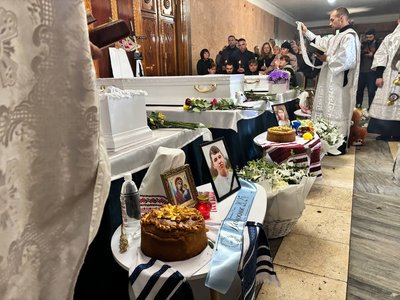 На Житомирщині попрощалися з трьома дітьми, які загинули внаслідок удару армії РФ На Житомирщині попрощалися з трьома дітьми, які загинули внаслідок удару армії РФ