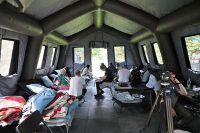 Каша, випічка, напої: біля пошкодженої багатоповерхівки в Луцьку працюють волонтери Каша, випічка, напої: біля пошкодженої багатоповерхівки в Луцьку працюють волонтери