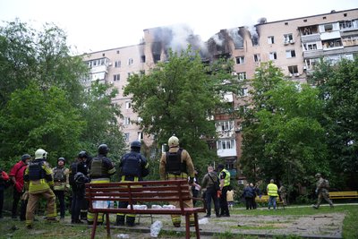 рятувальники на місці влучання рятувальники на місці влучання