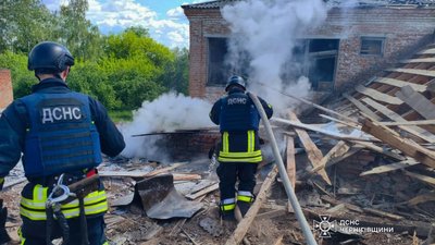 Атака на Чернігівщину: РФ "Геранями" вдарила по школі й дронами по будинках у 2-х громадах Атака на Чернігівщину: РФ "Геранями" вдарила по школі й дронами по будинках у 2-х громадах
