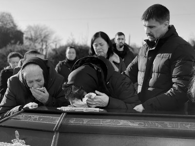 У Мукачеві попрощалися з полеглим на війні Андрієм Антонюком У Мукачеві попрощалися з полеглим на війні Андрієм Антонюком