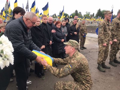 У Тернополі попрощалися з Євгеном Бартківим, прапор У Тернополі попрощалися з Євгеном Бартківим, прапор