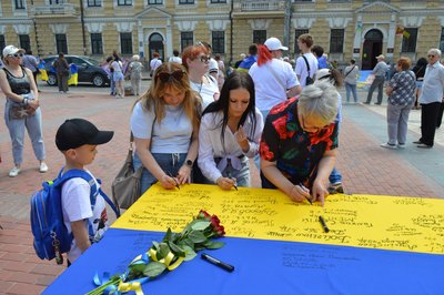 "Поки ми пам’ятаємо — вони живуть": у Кропивницькому відбувся перший автопробіг у пам'ять про загиблих захисників