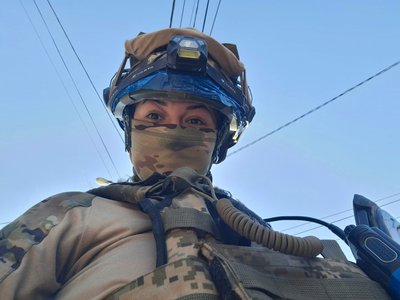 "Якщо ти не там, де маєш бути, ті люди швидше за все помруть", — парамедикиня Кріс про фронт, життя та битву за Крим "Якщо ти не там, де маєш бути, ті люди швидше за все помруть", — парамедикиня Кріс про фронт, життя та битву за Крим
