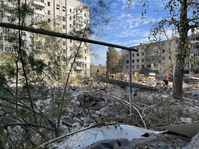 «Рятувальники побачили – рука стирчить»: що розповіли місцеві про ракетний обстріл Кременчука «Рятувальники побачили – рука стирчить»: що розповіли місцеві про ракетний обстріл Кременчука