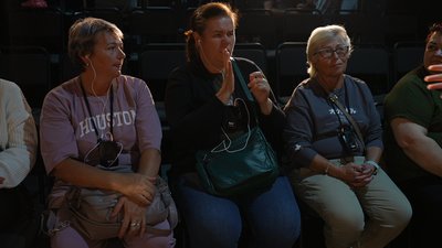 "Відчути театр": у Сумах представили першу виставу для глядачів з вадами слуху "Відчути театр": у Сумах представили першу виставу для глядачів з вадами слуху