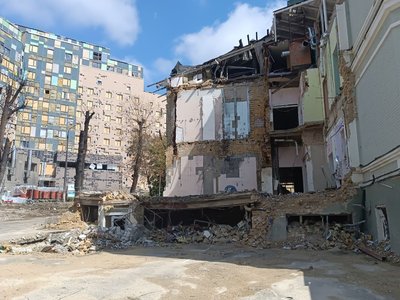 Руйнування на території дитячої лікарні Охматдит оглянули дипломати з Німеччини Руйнування на території дитячої лікарні Охматдит оглянули дипломати з Німеччини