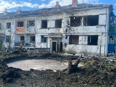 Пошкоджений будинок після ракетного удару по Золочеву Пошкоджений будинок після ракетного удару по Золочеву