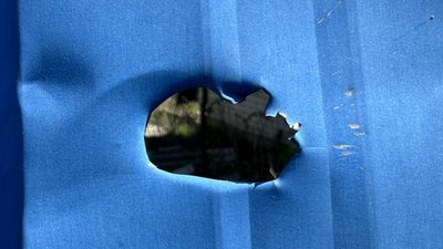 Пошкоджений обстрілом паркан Розкішне Іллінівська громада Донецька область 21 квітня 2025 рік Пошкоджений обстрілом паркан Розкішне Іллінівська громада Донецька область 21 квітня 2025 рік
