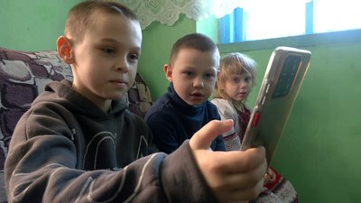 "Сказала слухати бабусю": на Черкащині багатодітна родина чекає матір з війни "Сказала слухати бабусю": на Черкащині багатодітна родина чекає матір з війни