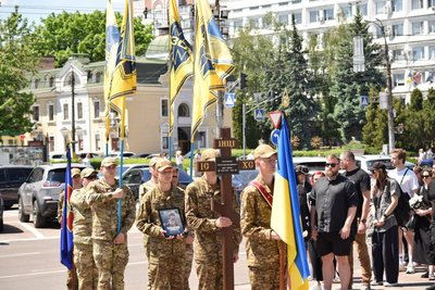 У Черкасах відбувся чин прощання із закатованим в полоні азовцем Олександром Крохмалюком У Черкасах відбувся чин прощання із закатованим в полоні азовцем Олександром Крохмалюком