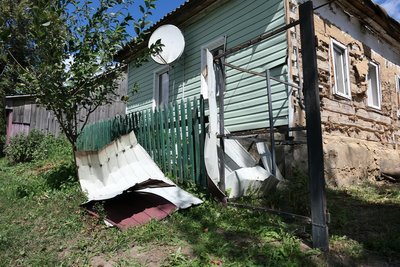 "За метр впав уламок, мене не вбило". На село Береза на Сумщині армія РФ скинула керовані авіабомби "За метр впав уламок, мене не вбило". На село Береза на Сумщині армія РФ скинула керовані авіабомби