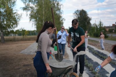 “Я знаю, що він живий”: у Лебедині на Сумщині з`явилася лавандова “Алея надії” “Я знаю, що він живий”: у Лебедині на Сумщині з`явилася лавандова “Алея надії”