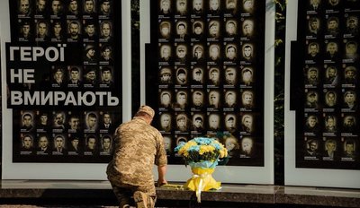 На Алеї пам'яті у Дніпрі вшанували загиблих захисників і захисниць На Алеї пам'яті у Дніпрі вшанували загиблих захисників і захисниць