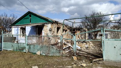 Пошкоджений будинок у селі Квітневе Пошкоджений будинок у селі Квітневе