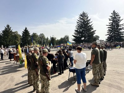 Загинув на Харківщині: у громаді на Черкащині повели в останню путь захисника Загинув на Харківщині: у громаді на Черкащині повели в останню путь захисника