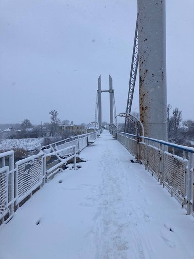 В Ізюмі впала опора пішохідного мосту В Ізюмі впала опора пішохідного мосту