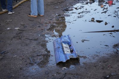 "Їх витягували через вікно": фоторепортаж з місця атаки безпілотників на приватні будинки у Черкаси