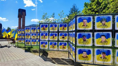 Алея надії, фото зниклих безвісти, Долина, Івано-Франківщина Алея надії, фото зниклих безвісти, Долина, Івано-Франківщина