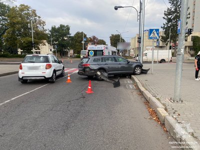 ДТП у Черкасах: легковик вʼїхав у новий світлофор