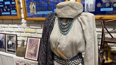 Сорочка вишита конопляними нитками у колекції вишитих українських сорочок та строїв переселенки з Бахмута Світлани Кравченко Дніпропетровська область 14 листопада 2025 рік Сорочка вишита конопляними нитками у колекції вишитих українських сорочок та строїв переселенки з Бахмута Світлани Кравченко Дніпропетровська область 14 листопада 2025 рік