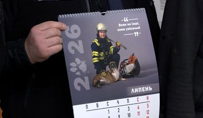 У Черкасах рятувальники спільно з волонтерами презентували календар на 2026 рік У Черкасах рятувальники спільно з волонтерами презентували календар на 2026 рік