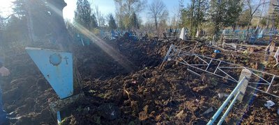 Наслідки обстрілів кладовищу у Краматорську 10 квітня. Фото: Facebook / Олександр Гончаренко Наслідки обстрілів кладовищу у Краматорську 10 квітня. Фото: Facebook / Олександр Гончаренко
