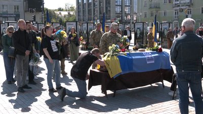 Із військовим Дмитром Лапшиновим, якого вважали зниклим безвісти, попрощались у Рівному Із військовим Дмитром Лапшиновим, якого вважали зниклим безвісти, попрощались у Рівному