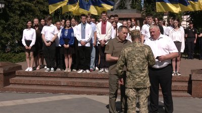 Виконали Гімн та вручили державні нагороди. У Кропивницькому відзначили 28 річницю Конституції України Виконали Гімн та вручили державні нагороди. У Кропивницькому відзначили 28 річницю Конституції України