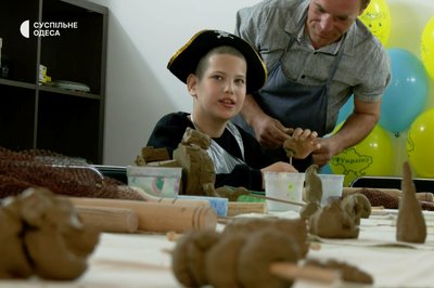 В Одесі для дітей з інвалідністю відкрили гончарну майстерню В Одесі для дітей з інвалідністю відкрили гончарну майстерню