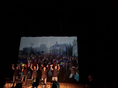 Вистава поділена на дві частини - спогади про мітинги та історії про життя людей в окупації