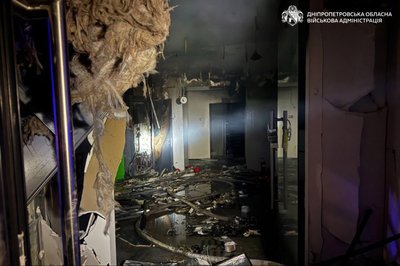 У Дніпрі пролунали вибухи: поранені четверо людей, пошкоджені багатоповерхівка і будівля банку