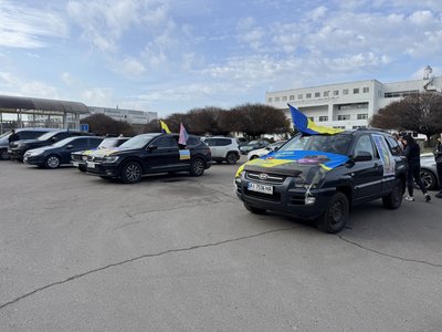 "Перед обміном нас перестали бити", — учасник автопробігу на підтримку полонених у Сумах "Перед обміном нас перестали бити", — учасник автопробігу на підтримку полонених у Сумах