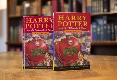 Перше видання книги "Гаррі Поттер та філософський камінь" від Bloomsbury Перше видання книги "Гаррі Поттер та філософський камінь" від Bloomsbury