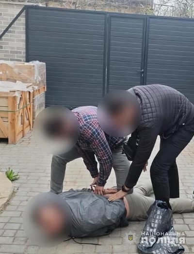 За 130 тисяч доларів обіцяв вирішити питання у суді: в Одесі затримали чоловіка за незаконне збагачення За 130 тисяч доларів обіцяв вирішити питання у суді: в Одесі затримали чоловіка за незаконне збагачення