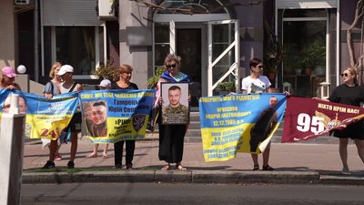 Люди стояли вздовж однієї з головних вулиць міста Люди стояли вздовж однієї з головних вулиць міста