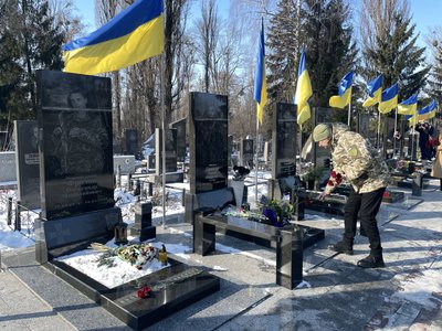 У Полтаві у третю річницю повномасштабної війни вшанували загиблих воїнів У Полтаві у третю річницю повномасштабної війни вшанували загиблих воїнів
