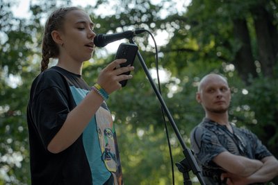 Літературні майстерні у Близнюкаї і учасниця слему Лисеня Літературні майстерні у Близнюкаї і учасниця слему Лисеня