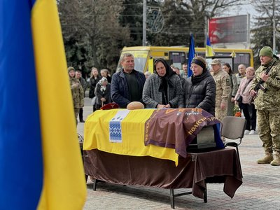 З військовим Сергієм Денисюком попрощались у Рівному З військовим Сергієм Денисюком попрощались у Рівному