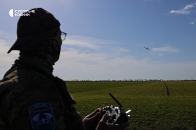 Військовий 34 ОБрБО з позивним "Сімба" саджає розвідувальний безпілотник GOR на позиції групи аеророзвідки на Херсонщині Військовий 34 ОБрБО з позивним "Сімба" саджає розвідувальний безпілотник GOR на позиції групи аеророзвідки на Херсонщині