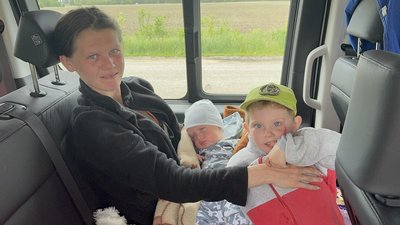 "У дитини приступи епілепсії від вибухів": як евакуюють населення з прифронтової Іванівки "У дитини приступи епілепсії від вибухів": як евакуюють населення з прифронтової Іванівки